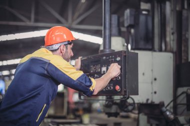 Teknisyen sorun çözüyor, ayarları değiştiriyor, işlemleri etkinleştiriyor ve fabrika tesisinde makineler çalıştırıyor. Gerçek zamanlı veri kullanarak makinenin performansını düzenler.