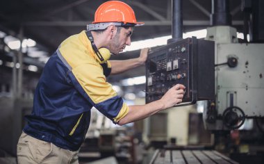 Teknisyen sorun çözüyor, ayarları değiştiriyor, işlemleri etkinleştiriyor ve fabrika tesisinde makineler çalıştırıyor. Gerçek zamanlı veri kullanarak makinenin performansını düzenler.
