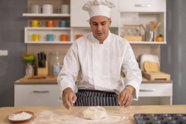 Profesyonel usta aşçı, ticari bir mutfakta ekmek yapmanın ilk aşamalarında un yüzeyinde yoğurur. Yemek için gösteri becerileri, teknik, hassasiyet, tutku ve sanatsallık.