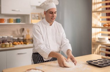 Profesyonel usta aşçı, ticari bir mutfakta ekmek yapmanın ilk aşamalarında un yüzeyinde yoğurur. Yemek için gösteri becerileri, teknik, hassasiyet, tutku ve sanatsallık.