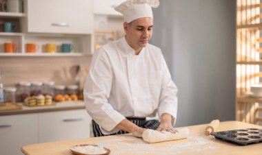 Profesyonel usta aşçı, ticari bir mutfakta ekmek yapmanın ilk aşamalarında un yüzeyinde yoğurur. Yemek için gösteri becerileri, teknik, hassasiyet, tutku ve sanatsallık.