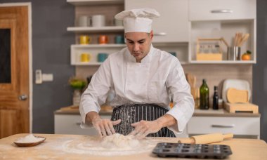 Profesyonel usta aşçı, ticari bir mutfakta ekmek yapmanın ilk aşamalarında un yüzeyinde yoğurur. Yemek için gösteri becerileri, teknik, hassasiyet, tutku ve sanatsallık.