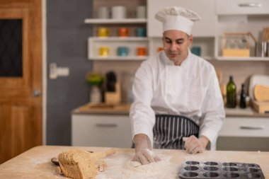 Profesyonel usta aşçı, ticari bir mutfakta ekmek yapmanın ilk aşamalarında un yüzeyinde yoğurur. Yemek için gösteri becerileri, teknik, hassasiyet, tutku ve sanatsallık.