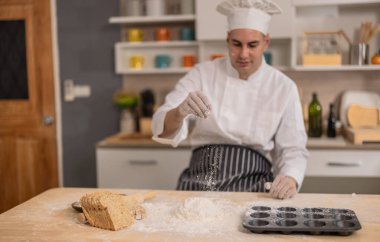 Profesyonel usta aşçı, ticari bir mutfakta ekmek yapmanın ilk aşamalarında un yüzeyinde yoğurur. Yemek için gösteri becerileri, teknik, hassasiyet, tutku ve sanatsallık.