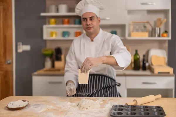 在商业厨房的面包制作的最初阶段 专业主厨专注地跪在面粉表面上 展示食物的技巧 精准程度 激情和艺术性 — 图库照片