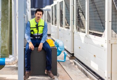 HVAC çalışanı yorgunluk, yorgunluk, baş ağrısı, uykusuzluk ve ağır iş yükleri, uzun vardiyalar, aşırı baskı ve yüksek beklentiler nedeniyle stres hisseder. Akıl sağlığı odaklanmayı ve üretkenliği zayıflatır.