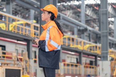 Lokomotif mühendisi, kalite güvencesi kapsamında veri analizi, bakım takvimi güncelleme, uyum kontrol listesi, yapısal bütünlük ve demiryolu hizmetlerinin sorunsuz çalışmasına yönelik tren faaliyetlerinin güvenliğini analiz eder