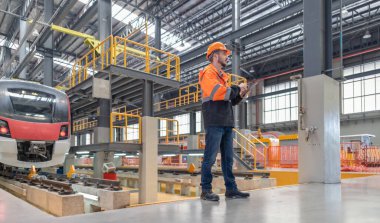 Lokomotif mühendisi, kalite güvencesi kapsamında veri analizi, bakım takvimi güncelleme, uyum kontrol listesi, yapısal bütünlük ve demiryolu hizmetlerinin sorunsuz çalışmasına yönelik tren faaliyetlerinin güvenliğini analiz eder