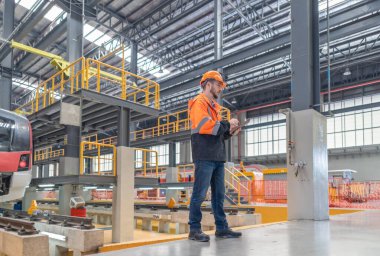 Lokomotif mühendisi, kalite güvencesi kapsamında veri analizi, bakım takvimi güncelleme, uyum kontrol listesi, yapısal bütünlük ve demiryolu hizmetlerinin sorunsuz çalışmasına yönelik tren faaliyetlerinin güvenliğini analiz eder