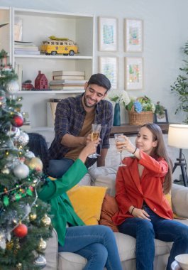 Çok kültürlü bir grup iş arkadaşı başarılı bir iş partisinden sonra rahatlamış, şık bir oturma odasında içki içip sosyalleşiyorlar. Dostça buluşmaları, birlikteliği, bağlılığı, takım çalışmasını teşvik eder.