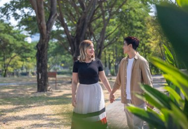 Kamu alanındaki LGBT çiftinin romantik aşkı, ilgisi ve sevgisi uzun süreli birliktelik ve karşılıklı anlayış, sıcak bir ilişkinin gelişimini teşvik eder. Hayat arkadaşı olmanın neşeli anı.