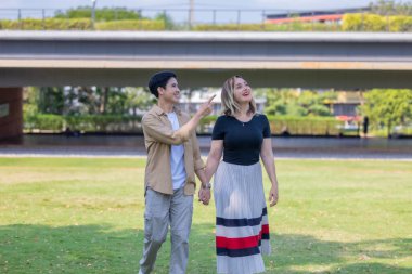 Kamu alanındaki LGBT çiftinin romantik aşkı, ilgisi ve sevgisi uzun süreli birliktelik ve karşılıklı anlayış, sıcak bir ilişkinin gelişimini teşvik eder. Hayat arkadaşı olmanın neşeli anı.