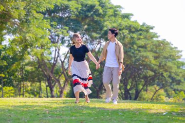 Kamu alanındaki LGBT çiftinin romantik aşkı, ilgisi ve sevgisi uzun süreli birliktelik ve karşılıklı anlayış, sıcak bir ilişkinin gelişimini teşvik eder. Hayat arkadaşı olmanın neşeli anı.