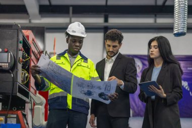Robot mühendisi ve fonksiyonel ekipler, yazılım ve bilgisayar kontrollü makine araçlarının performansını izlemek için birlikte çalışırlar. Sorun giderme, mevcut programı daha verimli hale getirmek için güncelleme.