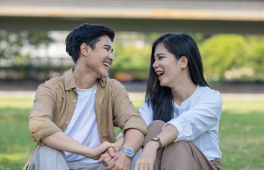 Lezbiyen çiftin tutkulu aşkı, şefkati ve sevgisi halka açık bir yerde. Sıcak ilişkiler karşılıklı anlayış ve devam eden etkileşimle gelişir. Hayat arkadaşlarıyla mutlu bir an.