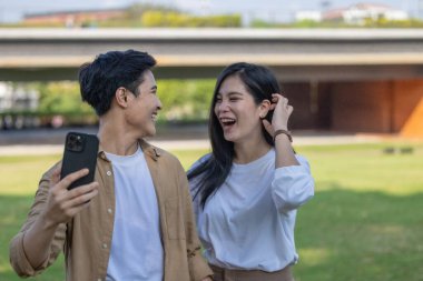 Lezbiyen çiftin tutkulu aşkı, şefkati ve sevgisi halka açık bir yerde. Sıcak ilişkiler karşılıklı anlayış ve devam eden etkileşimle gelişir. Hayat arkadaşlarıyla mutlu bir an.