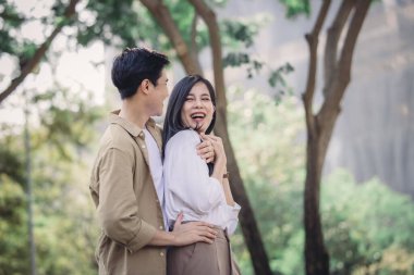 Lezbiyen çiftin tutkulu aşkı, şefkati ve sevgisi halka açık bir yerde. Sıcak ilişkiler karşılıklı anlayış ve devam eden etkileşimle gelişir. Hayat arkadaşlarıyla mutlu bir an.