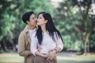 Lezbiyen çiftin tutkulu aşkı, şefkati ve sevgisi halka açık bir yerde. Sıcak ilişkiler karşılıklı anlayış ve devam eden etkileşimle gelişir. Hayat arkadaşlarıyla mutlu bir an.