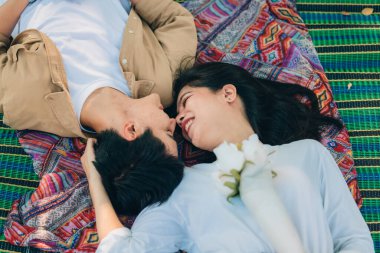 Lezbiyen çiftin tutkulu aşkı, şefkati ve sevgisi halka açık bir yerde. Sıcak ilişkiler karşılıklı anlayış ve devam eden etkileşimle gelişir. Hayat arkadaşlarıyla mutlu bir an.