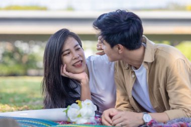 Lezbiyen çiftin tutkulu aşkı, şefkati ve sevgisi halka açık bir yerde. Sıcak ilişkiler karşılıklı anlayış ve devam eden etkileşimle gelişir. Hayat arkadaşlarıyla mutlu bir an.