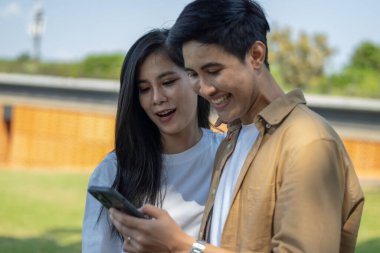 Lezbiyen çiftin tutkulu aşkı, şefkati ve sevgisi halka açık bir yerde. Sıcak ilişkiler karşılıklı anlayış ve devam eden etkileşimle gelişir. Hayat arkadaşlarıyla mutlu bir an.