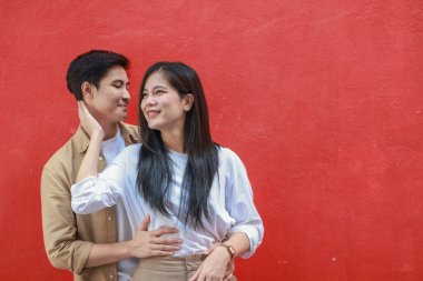 Lezbiyen çiftin tutkulu aşkı, şefkati ve sevgisi halka açık bir yerde. Sıcak ilişkiler karşılıklı anlayış ve devam eden etkileşimle gelişir. Hayat arkadaşlarıyla mutlu bir an.