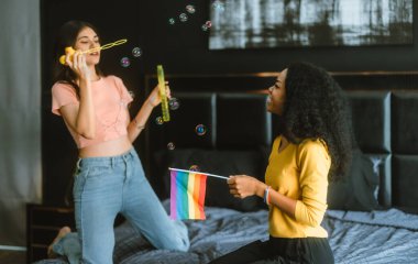 Bir LGBT çifti yatakta baloncukları üfleyip kovalayan, mutluluk saçan ve kaygısız eğlencenin tadını çıkarır. Sahne canlı renklerle ve kapsayıcı hislerle dolu..