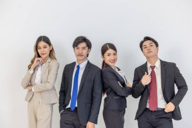 Resmi iş kıyafeti giymiş dört Asyalı profesyonelden oluşan bir grup özgüven, takım çalışması ve kurumsal işbirliğini temsil eden sade bir geçmişe karşı duruyor..