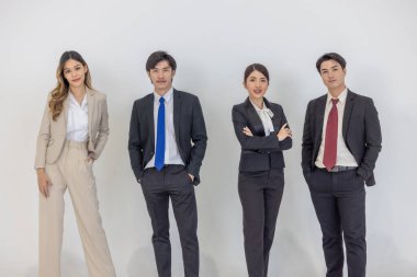 Resmi iş kıyafeti giymiş dört Asyalı profesyonelden oluşan bir grup özgüven, takım çalışması ve kurumsal işbirliğini temsil eden sade bir geçmişe karşı duruyor..