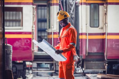 Lokomotif mühendisleri, bakım görevine rehberlik etmek için plandan, riyal altyapı ve ağ içindeki sorunlardan bahsediyorlar. Tren operasyonlarının güvenilirliğini ve güvenliğini sağlamak