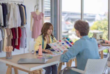 Kostüm tasarımcısı müşterilerle birlikte çalışarak en iyi renkleri, boyutları ve tasarımları seçiyor. Temaları, karakter gereksinimlerini ya da kişisel tarzlarını tartışıyorlar. Giysilerin tercihlere ve proje vizyonuna uygun olmasını sağlamak