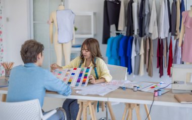 Kostüm tasarımcısı müşterilerle birlikte çalışarak en iyi renkleri, boyutları ve tasarımları seçiyor. Temaları, karakter gereksinimlerini ya da kişisel tarzlarını tartışıyorlar. Giysilerin tercihlere ve proje vizyonuna uygun olmasını sağlamak