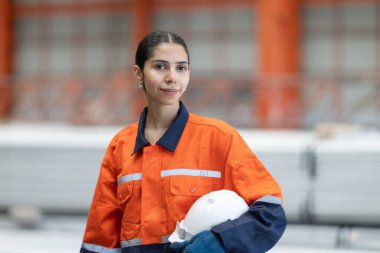 Güvenilir teknisyen portresi, metal levha fabrikasındaki operasyonları inceliyor. Liderlik ve endüstriyel yönetim uzmanlığını somutlaştırıyor..