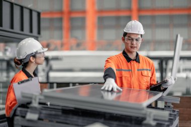 Fabrikadaki metal levha işçileri çatıya güneş panelleri kurmayı, yenilenebilir enerjiyi teşvik etmeyi, maliyetleri düşürmeyi, sürdürülebilir ve verimli iklim değişikliğiyle mücadele etmek için karbon kredileri kaydetmeyi planlıyorlar..