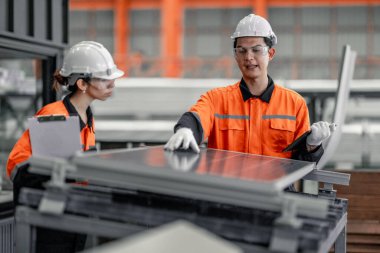 Fabrikadaki metal levha işçileri çatıya güneş panelleri kurmayı, yenilenebilir enerjiyi teşvik etmeyi, maliyetleri düşürmeyi, sürdürülebilir ve verimli iklim değişikliğiyle mücadele etmek için karbon kredileri kaydetmeyi planlıyorlar..