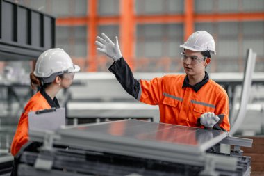Fabrikadaki metal levha işçileri çatıya güneş panelleri kurmayı, yenilenebilir enerjiyi teşvik etmeyi, maliyetleri düşürmeyi, sürdürülebilir ve verimli iklim değişikliğiyle mücadele etmek için karbon kredileri kaydetmeyi planlıyorlar..