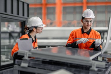 Fabrikadaki metal levha işçileri çatıya güneş panelleri kurmayı, yenilenebilir enerjiyi teşvik etmeyi, maliyetleri düşürmeyi, sürdürülebilir ve verimli iklim değişikliğiyle mücadele etmek için karbon kredileri kaydetmeyi planlıyorlar..