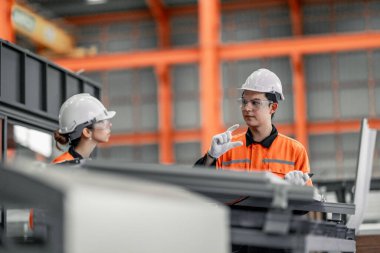 Fabrikadaki metal levha işçileri çatıya güneş panelleri kurmayı, yenilenebilir enerjiyi teşvik etmeyi, maliyetleri düşürmeyi, sürdürülebilir ve verimli iklim değişikliğiyle mücadele etmek için karbon kredileri kaydetmeyi planlıyorlar..