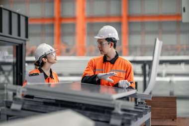 Fabrikadaki metal levha işçileri çatıya güneş panelleri kurmayı, yenilenebilir enerjiyi teşvik etmeyi, maliyetleri düşürmeyi, sürdürülebilir ve verimli iklim değişikliğiyle mücadele etmek için karbon kredileri kaydetmeyi planlıyorlar..