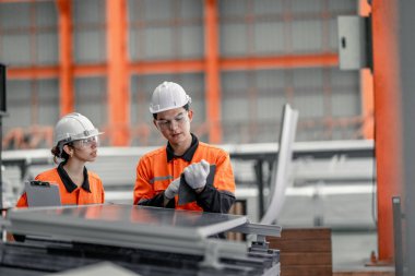 Fabrikadaki metal levha işçileri çatıya güneş panelleri kurmayı, yenilenebilir enerjiyi teşvik etmeyi, maliyetleri düşürmeyi, sürdürülebilir ve verimli iklim değişikliğiyle mücadele etmek için karbon kredileri kaydetmeyi planlıyorlar..