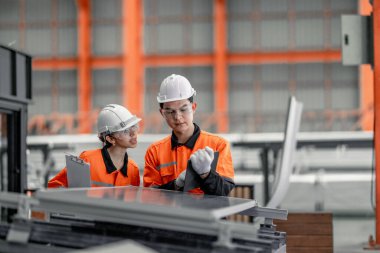 Fabrikadaki metal levha işçileri çatıya güneş panelleri kurmayı, yenilenebilir enerjiyi teşvik etmeyi, maliyetleri düşürmeyi, sürdürülebilir ve verimli iklim değişikliğiyle mücadele etmek için karbon kredileri kaydetmeyi planlıyorlar..
