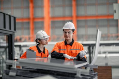 Fabrikadaki metal levha işçileri çatıya güneş panelleri kurmayı, yenilenebilir enerjiyi teşvik etmeyi, maliyetleri düşürmeyi, sürdürülebilir ve verimli iklim değişikliğiyle mücadele etmek için karbon kredileri kaydetmeyi planlıyorlar..