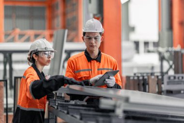 Fabrikadaki metal levha işçileri çatıya güneş panelleri kurmayı, yenilenebilir enerjiyi teşvik etmeyi, maliyetleri düşürmeyi, sürdürülebilir ve verimli iklim değişikliğiyle mücadele etmek için karbon kredileri kaydetmeyi planlıyorlar..