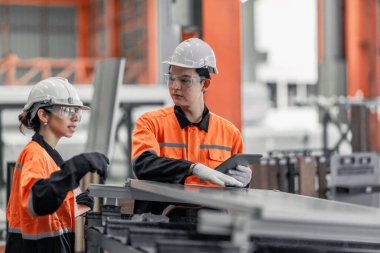 Fabrikadaki metal levha işçileri çatıya güneş panelleri kurmayı, yenilenebilir enerjiyi teşvik etmeyi, maliyetleri düşürmeyi, sürdürülebilir ve verimli iklim değişikliğiyle mücadele etmek için karbon kredileri kaydetmeyi planlıyorlar..