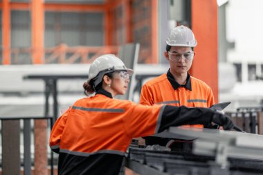Fabrikadaki metal levha işçileri çatıya güneş panelleri kurmayı, yenilenebilir enerjiyi teşvik etmeyi, maliyetleri düşürmeyi, sürdürülebilir ve verimli iklim değişikliğiyle mücadele etmek için karbon kredileri kaydetmeyi planlıyorlar..