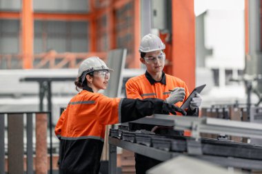 Fabrikadaki metal levha işçileri çatıya güneş panelleri kurmayı, yenilenebilir enerjiyi teşvik etmeyi, maliyetleri düşürmeyi, sürdürülebilir ve verimli iklim değişikliğiyle mücadele etmek için karbon kredileri kaydetmeyi planlıyorlar..