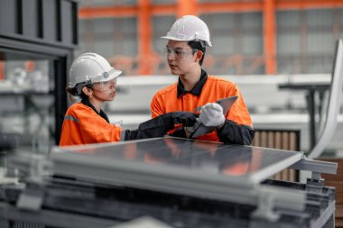 Fabrikadaki metal levha işçileri çatıya güneş panelleri kurmayı, yenilenebilir enerjiyi teşvik etmeyi, maliyetleri düşürmeyi, sürdürülebilir ve verimli iklim değişikliğiyle mücadele etmek için karbon kredileri kaydetmeyi planlıyorlar..