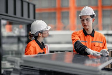 Fabrikadaki metal levha işçileri çatıya güneş panelleri kurmayı, yenilenebilir enerjiyi teşvik etmeyi, maliyetleri düşürmeyi, sürdürülebilir ve verimli iklim değişikliğiyle mücadele etmek için karbon kredileri kaydetmeyi planlıyorlar..