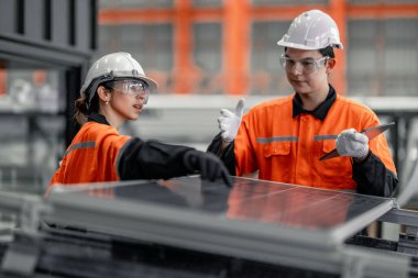 Fabrikadaki metal levha işçileri çatıya güneş panelleri kurmayı, yenilenebilir enerjiyi teşvik etmeyi, maliyetleri düşürmeyi, sürdürülebilir ve verimli iklim değişikliğiyle mücadele etmek için karbon kredileri kaydetmeyi planlıyorlar..