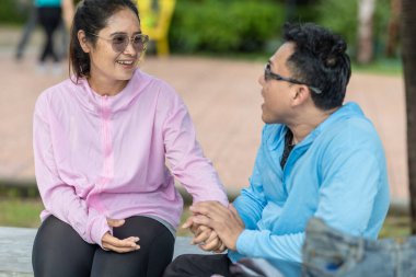 Bir çift dışarıda otururken samimi ve empatik bir konuşma yapıyor. Tekerlekli sandalyedeki adam, karşılıklı anlayış ve destek anlarında dikkatlice bağlanır..